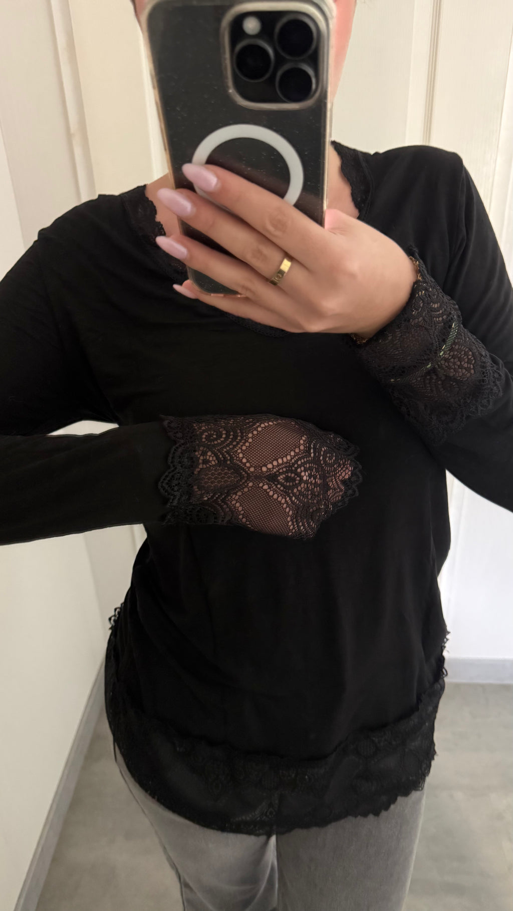 Dessous de pull col V en dentelle