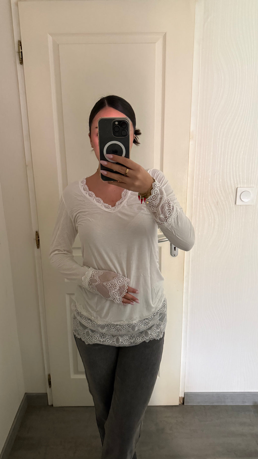 Dessous de pull col V en dentelle