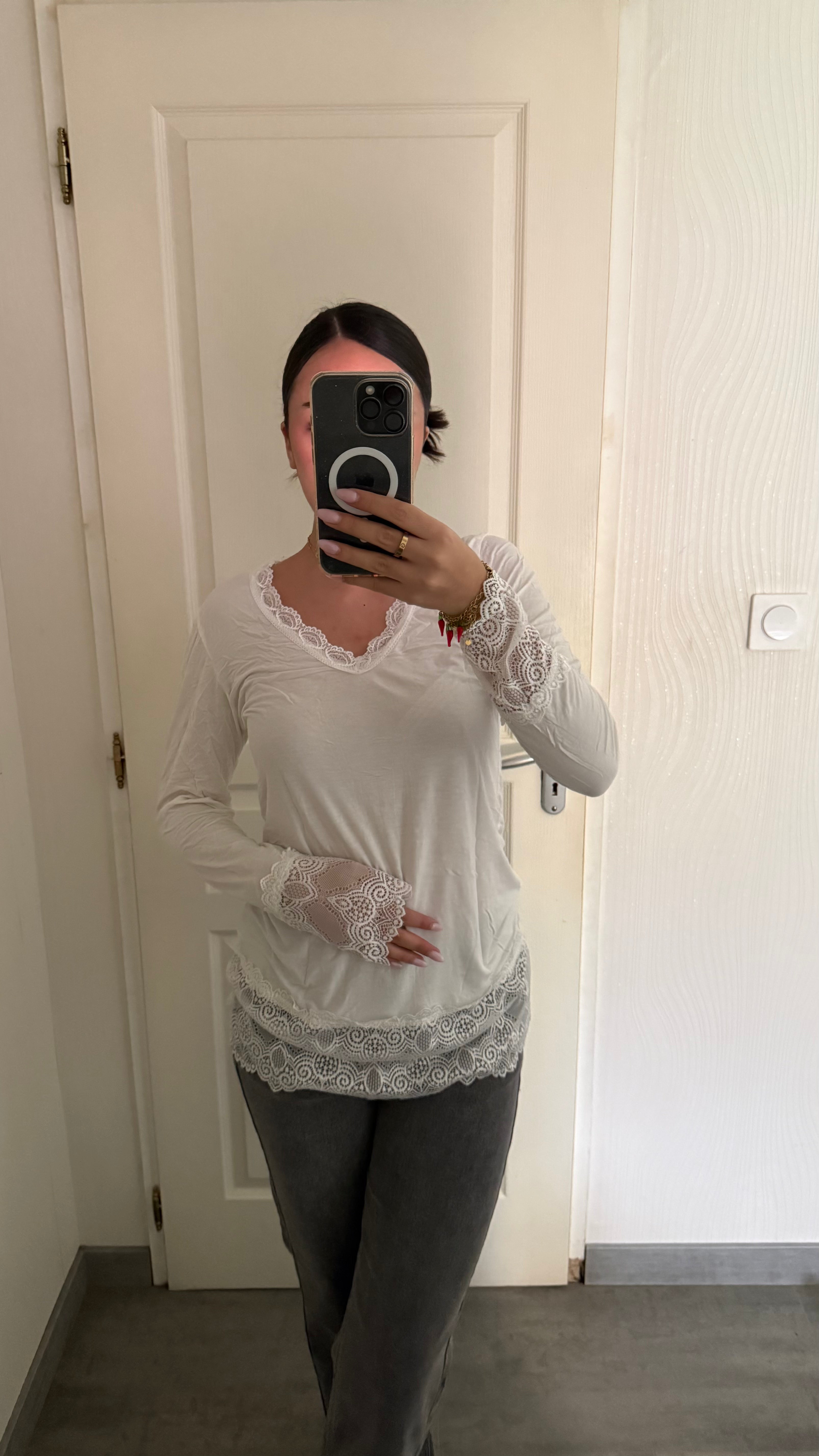 Dessous de pull col V en dentelle