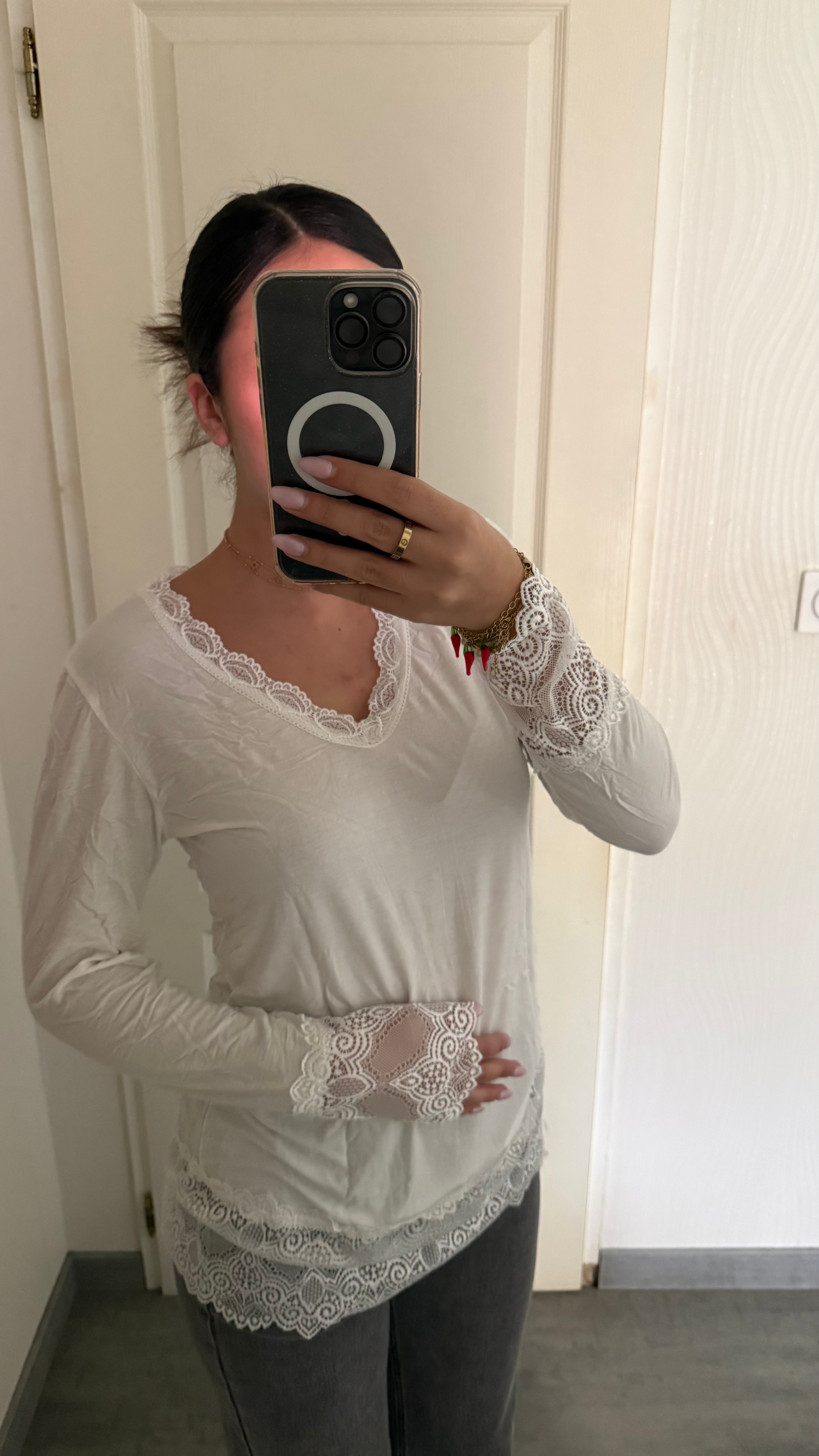 Dessous de pull col V en dentelle