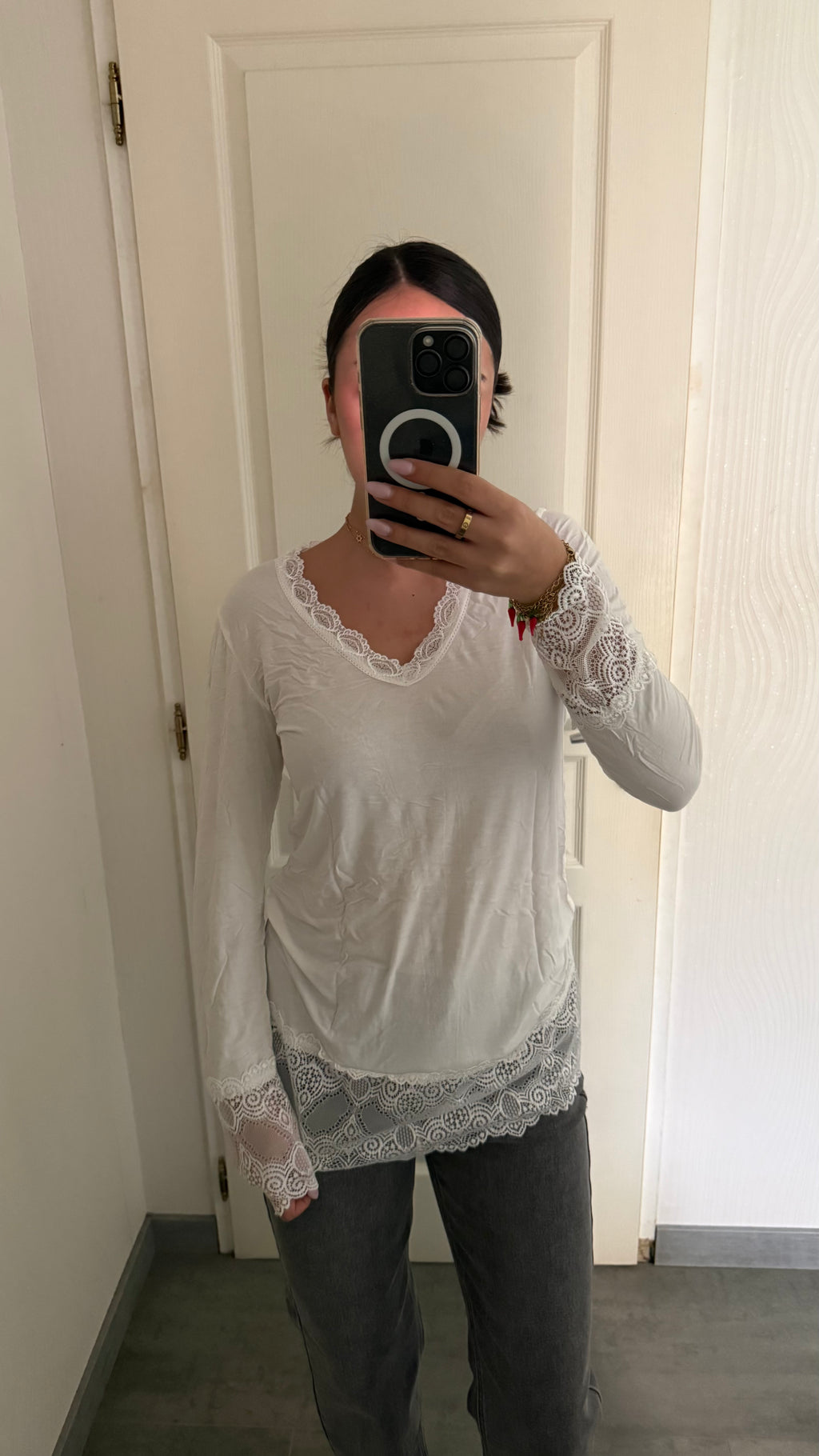 Dessous de pull col V en dentelle