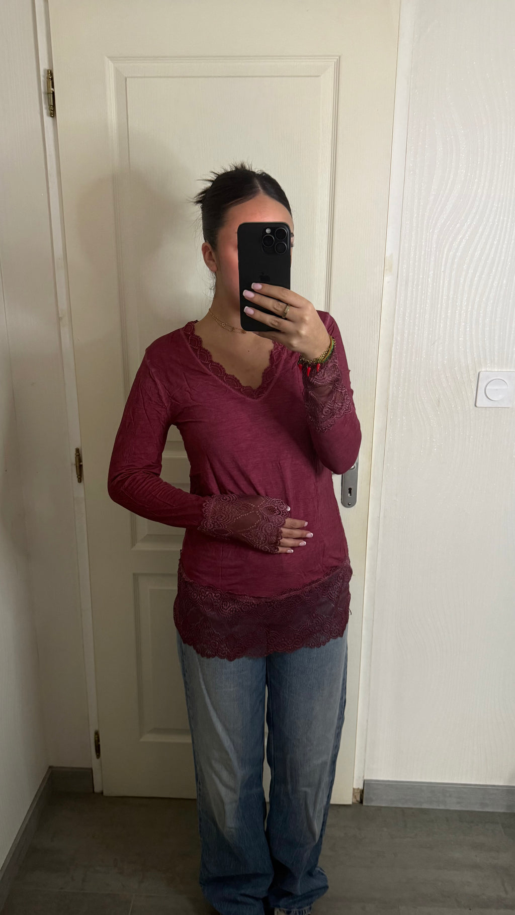 Dessous de pull col V en dentelle