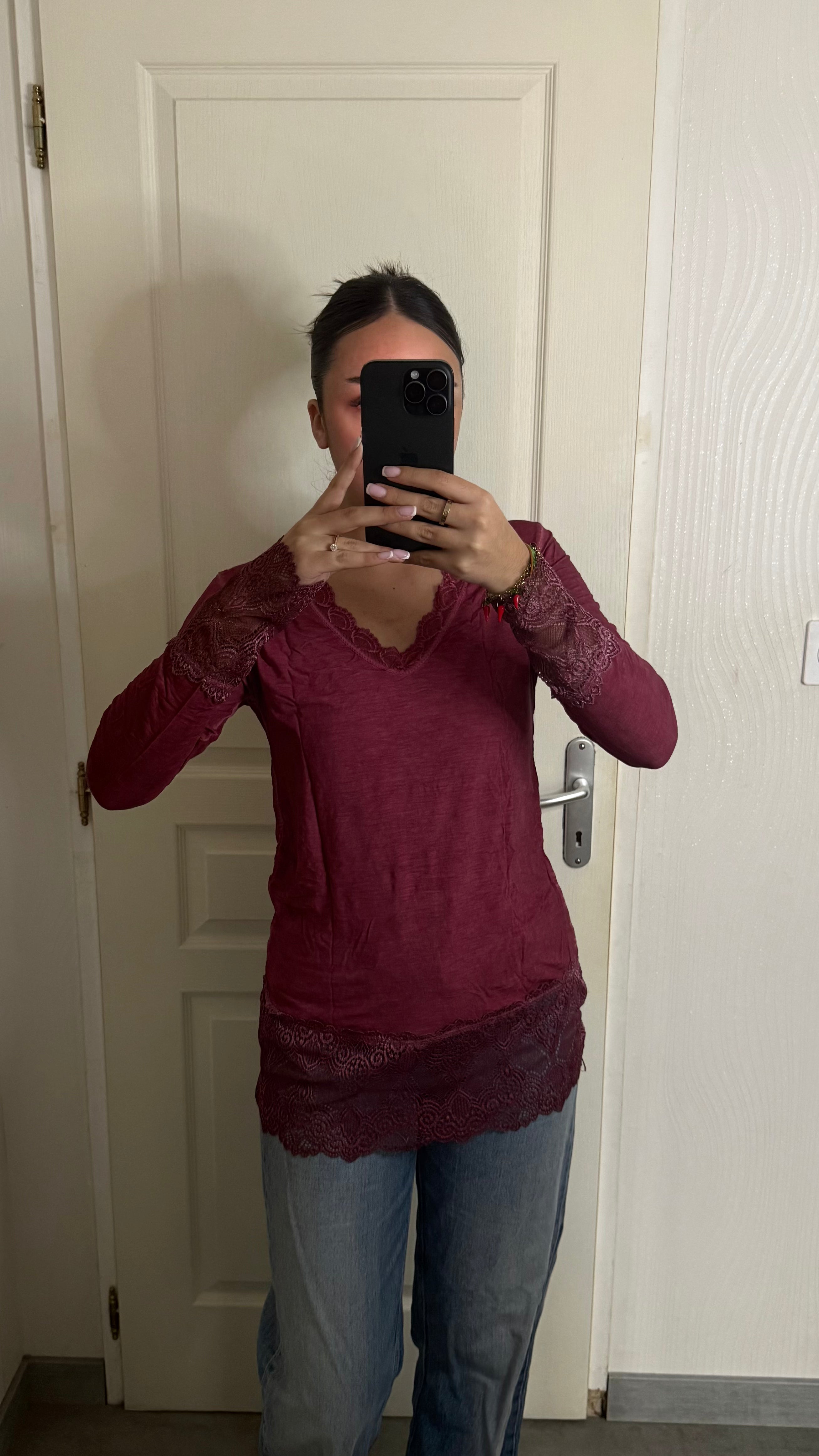 Dessous de pull col V en dentelle